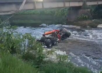 Caminhão cai em rio sobre ponte em São José dos Pinhais; motorista morreu no local
