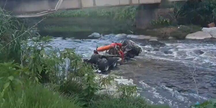 Caminhão cai em rio sobre ponte em São José dos Pinhais; motorista morreu no local