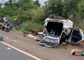 Idoso morre e outras duas pessoas ficam feridas após batida entre dois carros na BR-376