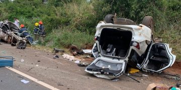 Idoso morre e outras duas pessoas ficam feridas após batida entre dois carros na BR-376