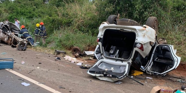 Idoso morre e outras duas pessoas ficam feridas após batida entre dois carros na BR-376