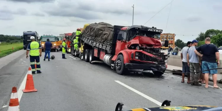 Vítima que morreu em engavetamento no Contorno Leste é filho que bateu no caminhão do pai