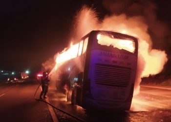 Ônibus de turismo com 32 passageiros pega fogo na PR-323, em Paiçandu