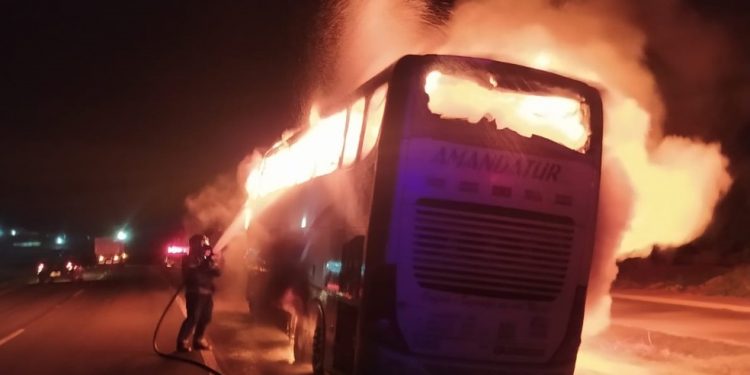 Ônibus de turismo com 32 passageiros pega fogo na PR-323, em Paiçandu