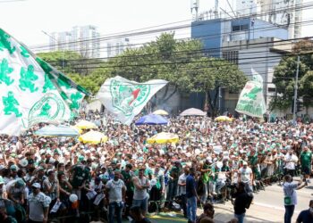 Torcida do Palmeiras prepara festa para o elenco antes do embarque para o Mundial de Clubes