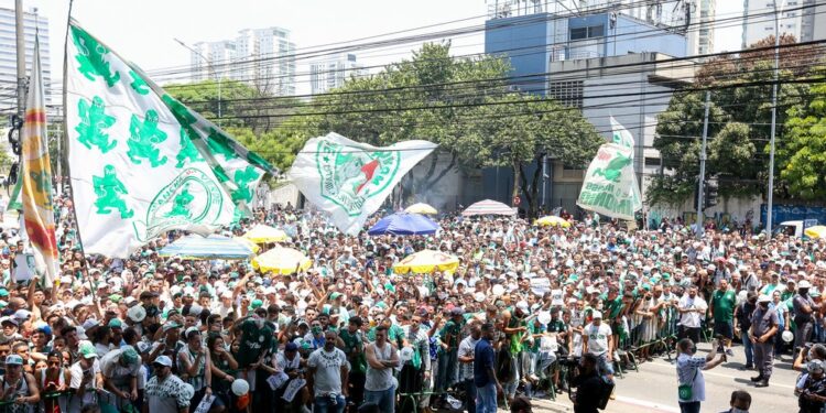 Torcida do Palmeiras prepara festa para o elenco antes do embarque para o Mundial de Clubes