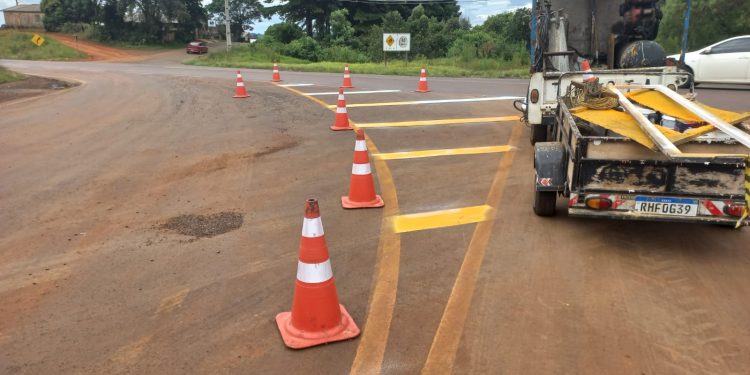 Distrito da Palmeirinha recebe nova sinalização viária