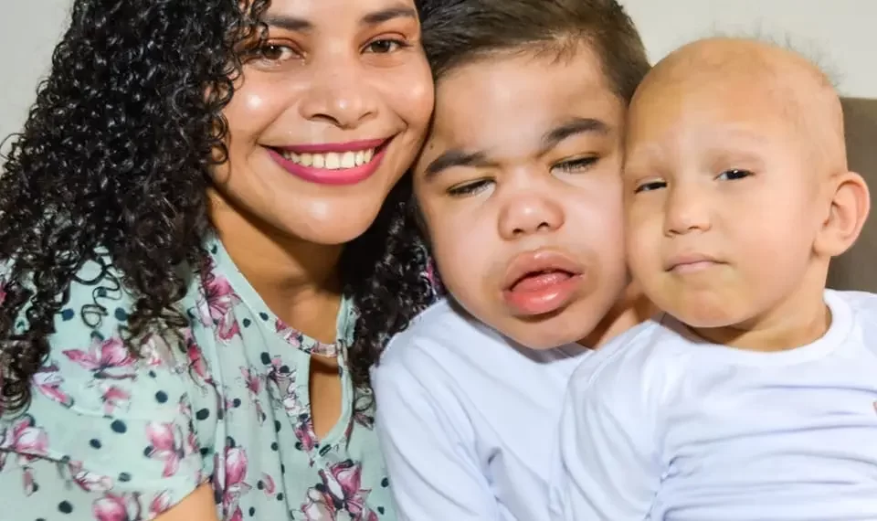 Mãe viaja quase 3 mil km, do PI ao PR, para salvar a vida do filho com doença rara