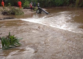 Cinco pessoas morrem após carro cair em riacho em Altos, no Norte do Piauí; pai, mãe e três filhos foram as vítimas