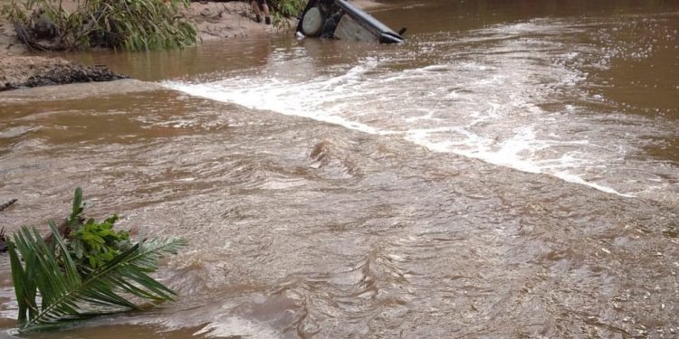 Cinco pessoas morrem após carro cair em riacho em Altos, no Norte do Piauí; pai, mãe e três filhos foram as vítimas