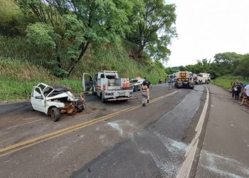 HOMEM MORRE E TRÊS PESSOAS FICAM FERIDAS EM ACIDENTE NA BR-153, EM SANTO ANTÔNIO DA PLATINA