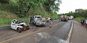 HOMEM MORRE E TRÊS PESSOAS FICAM FERIDAS EM ACIDENTE NA BR-153, EM SANTO ANTÔNIO DA PLATINA