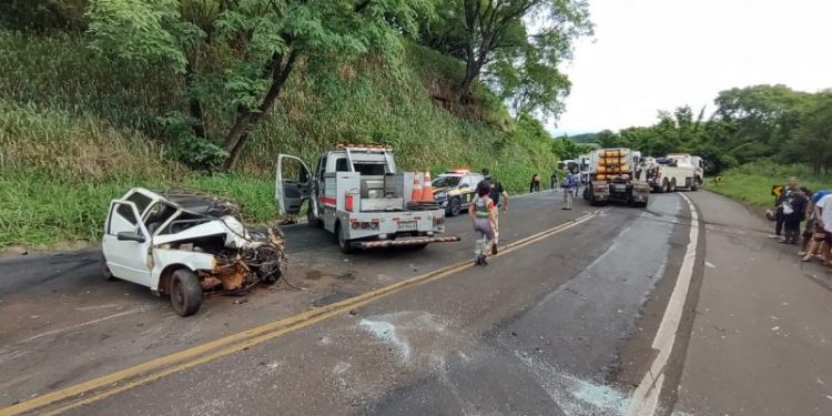 HOMEM MORRE E TRÊS PESSOAS FICAM FERIDAS EM ACIDENTE NA BR-153, EM SANTO ANTÔNIO DA PLATINA