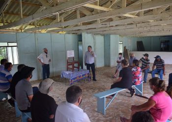 Secretaria de Agricultura reúne moradores da comunidade de Mato Dentro para iniciar projeto de construção de poço artesiano