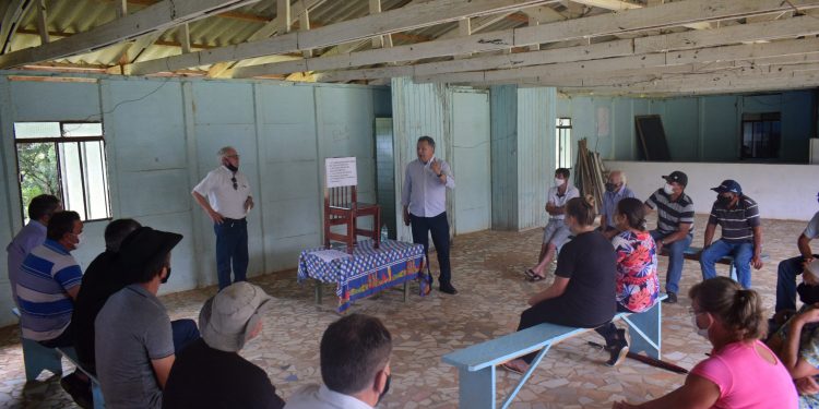Secretaria de Agricultura reúne moradores da comunidade de Mato Dentro para iniciar projeto de construção de poço artesiano