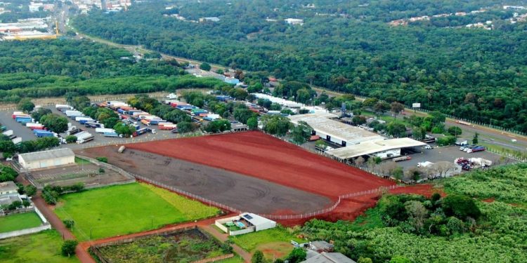 Caminhoneiros podem esperar até três dias para liberar carga no porto seco de Foz do Iguaçu, diz sindicato