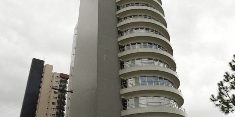 Apartamentos do “Prédio que Gira” de Curitiba serão leiloados em fevereiro