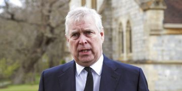 Príncipe Andrew, filho da rainha Elizabeth II, renuncia a títulos militares após acusação de agressão sexual
