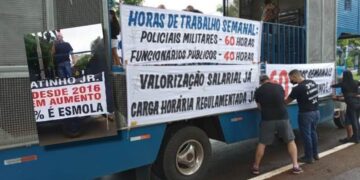 Policiais militares provem protesto contra Ratinho Júnior