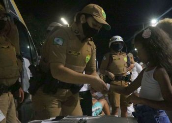 Polícia alerta para uso de pulseirinhas após criança ser encontrada 1,5 km longe dos pais