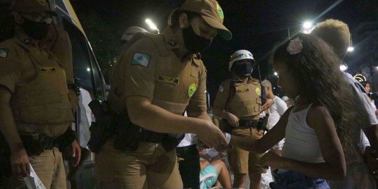 Polícia alerta para uso de pulseirinhas após criança ser encontrada 1,5 km longe dos pais