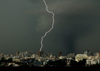 Homem morre após ser atingido por raio dentro de casa, em Castro