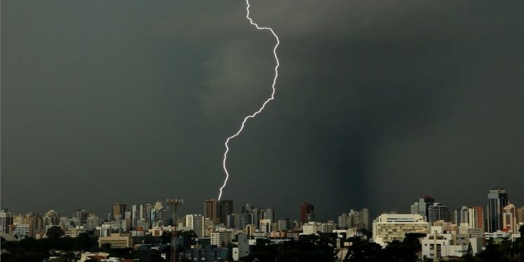 Homem morre após ser atingido por raio dentro de casa, em Castro