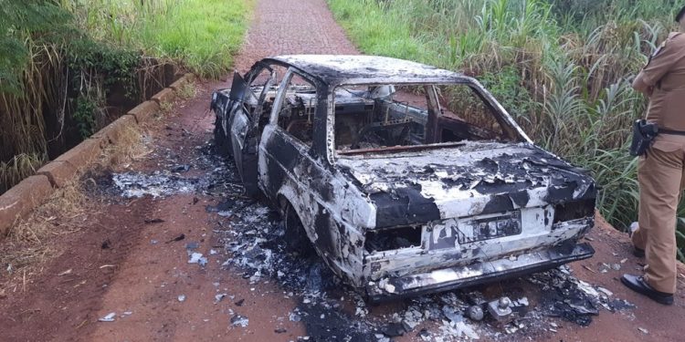 Criminosos fortemente armados assaltam agência bancária em Ramilândia e incendeiam veículos usados no crime, diz polícia