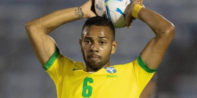 Renan Lodi fica de fora da seleção brasileira por não ter se vacinado, diz Tite