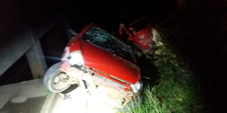 Homem morre e 3 pessoas ficam feridas após carro capotar na BR-376, em Ponta Grossa