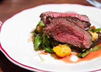 Líquido vermelho da carne não é sangue; saiba mais