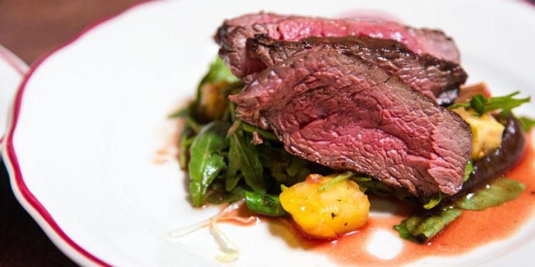 Líquido vermelho da carne não é sangue; saiba mais