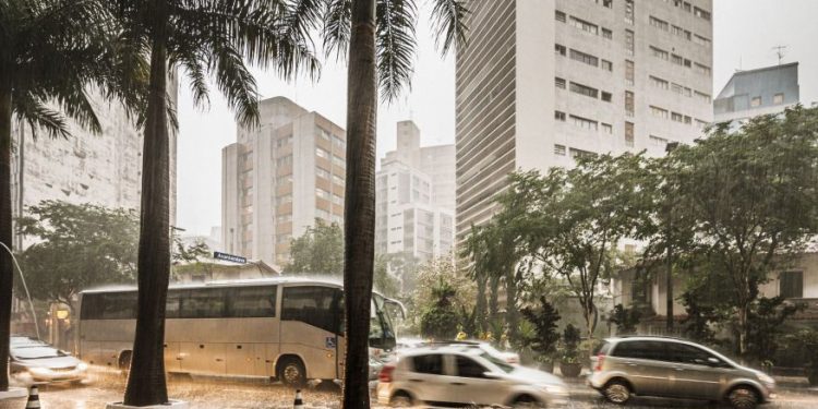 Entenda como funciona o seguro de carro contra enchentes