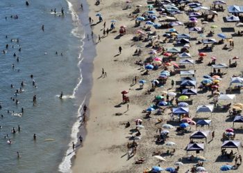81% dos leitores da Tribuna são a favor da proibição das caixas de som na praia. Vai ter lei municipal com a restrição?