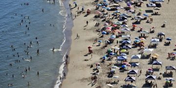 81% dos leitores da Tribuna são a favor da proibição das caixas de som na praia. Vai ter lei municipal com a restrição?