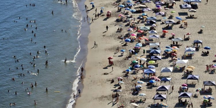 81% dos leitores da Tribuna são a favor da proibição das caixas de som na praia. Vai ter lei municipal com a restrição?