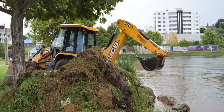 SURG inicia limpeza em cartão postal