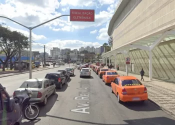 Homem passa a mão em adolescente na frente de shopping e pede ajuda a vigilante para não ser linchado