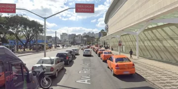 Homem passa a mão em adolescente na frente de shopping e pede ajuda a vigilante para não ser linchado