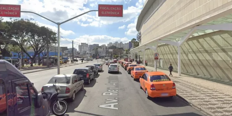 Homem passa a mão em adolescente na frente de shopping e pede ajuda a vigilante para não ser linchado