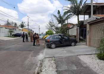 Mulher fica ferida e homem morre após emboscada e carro metralhado em São José dos Pinhais