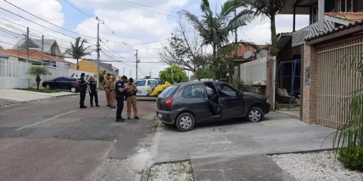 Mulher fica ferida e homem morre após emboscada e carro metralhado em São José dos Pinhais