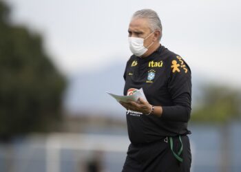 Tite não antecipa escalação, mas diz que Seleção terá muitos jovens contra o Paraguai