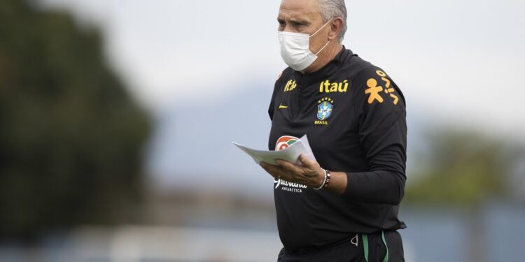 Tite não antecipa escalação, mas diz que Seleção terá muitos jovens contra o Paraguai
