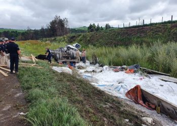 Família com três crianças morre em acidente na BR-376; carro dos bombeiros é atingido por caminhão desgovernado durante atendimento