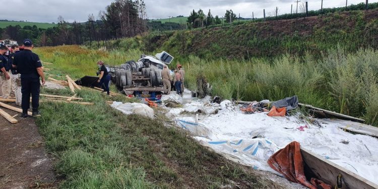 Família com três crianças morre em acidente na BR-376; carro dos bombeiros é atingido por caminhão desgovernado durante atendimento