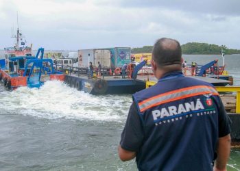 Motoristas enfrentam longas filas no ferry-boat entre Guaratuba e Matinhos