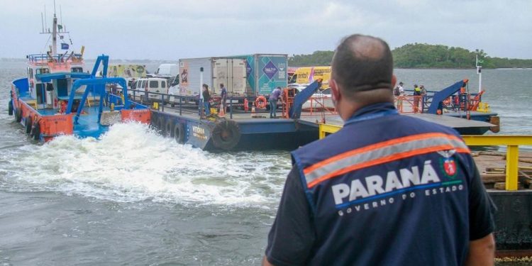 Motoristas enfrentam longas filas no ferry-boat entre Guaratuba e Matinhos