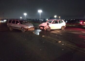 Duas pessoas ficam feridas após carros baterem de frente na PRC-466, em Guarapuava