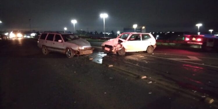 Duas pessoas ficam feridas após carros baterem de frente na PRC-466, em Guarapuava